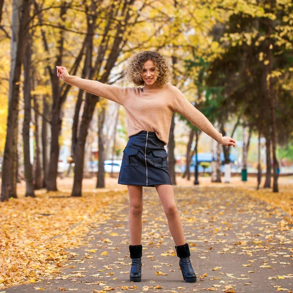 Frisur Lockiges Haar Porträt Eines Jungen Schönen Mädchens Beigem Pullover — Stockfoto