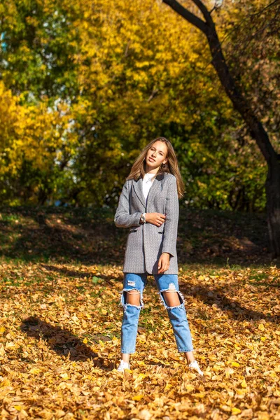 Retrato Larga Duración Una Joven Hermosa Niña Vaqueros Rasgados Con — Foto de Stock