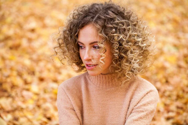 Kapsel Krullend Haar Portret Van Een Jong Mooi Meisje Een — Stockfoto