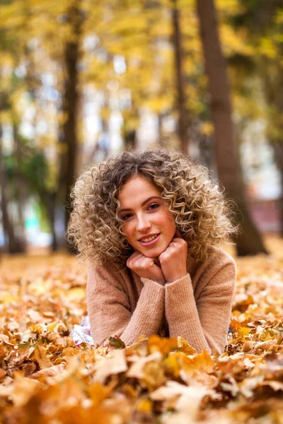 Vlnité Vlasy Účes Portrét Mladé Krásné Dívky Podzimním Parku — Stock fotografie
