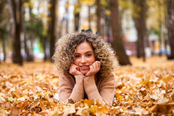 Frisur Lockiges Haar Porträt Eines Jungen Schönen Mädchens Einem Herbstlichen — Stockfoto