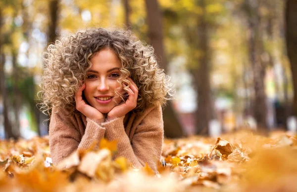 Peinado Pelo Rizado Retrato Una Joven Hermosa Chica Parque Otoño — Foto de Stock