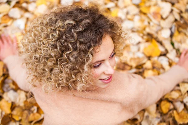 Saç Stili Kıvırcık Saçlar Sonbahar Parkında Güzel Bir Kızın Portresi — Stok fotoğraf
