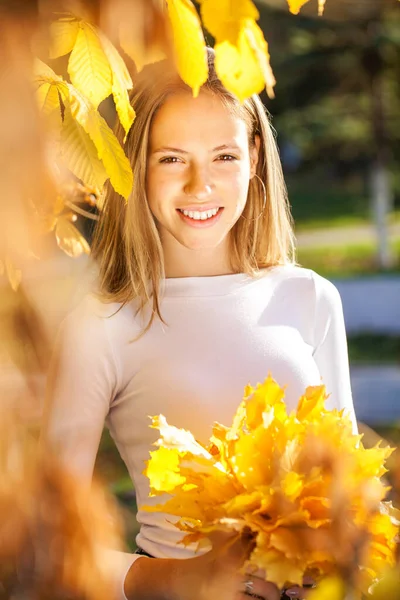 Outdoor Mode Foto Van Jong Mooi Blond Meisje Omgeven Herfst — Stockfoto