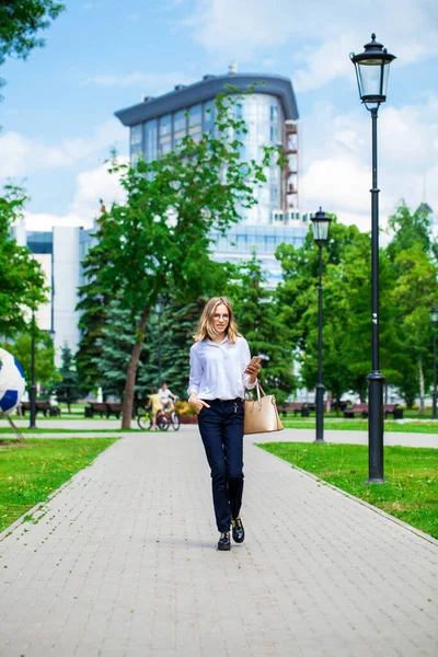 Retrato Uma Jovem Menina Negócios Bonita Óculos Andando Rua Verão — Fotografia de Stock