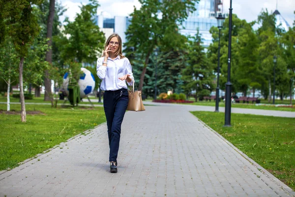 夏の通りを歩くメガネの若い美しいビジネスの女の子の肖像画 — ストック写真