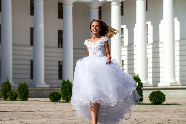Balo Elbisesi Içinde Güzel Bir Kız Öğrenci — Stok fotoğraf