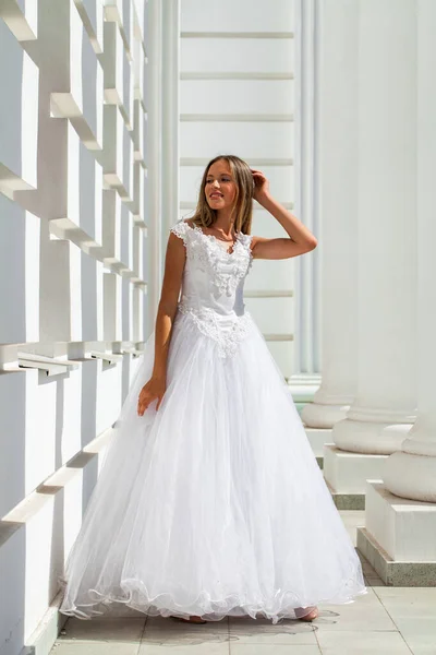 Junge Schöne Schulmädchen Ballkleid — Stockfoto