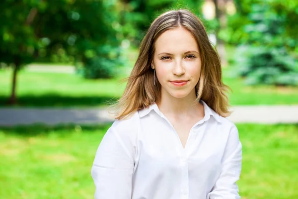 Gros Plan Portrait Une Jeune Belle Fille Brune Dans Parc — Photo