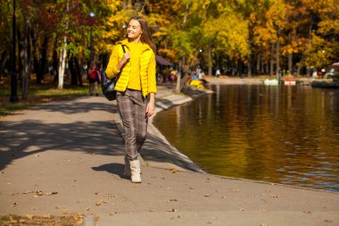 Sonbahar parkındaki genç bir kızın portresi.