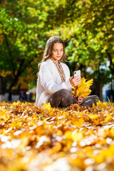 Krásná Dospívající Dívka Pózující Podzimním Parku — Stock fotografie