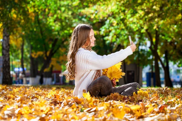 Krásná Dospívající Dívka Pózující Podzimním Parku — Stock fotografie