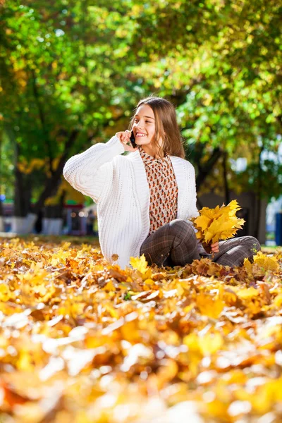 Krásná Dospívající Dívka Pózující Podzimním Parku — Stock fotografie