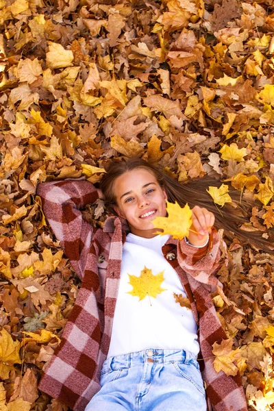 トップビューポートレートの若いですティーン女の子嘘で秋の葉 — ストック写真
