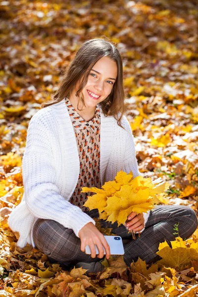 Schöne Teenager Mädchen Posiert Herbst Park — Stockfoto