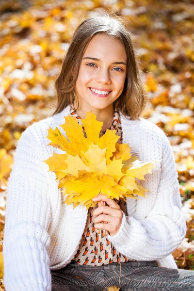 Hermosa Adolescente Posando Parque Otoño —  Fotos de Stock