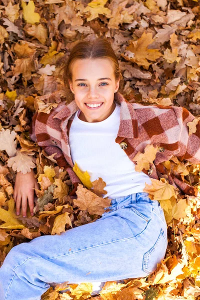 Vue Dessus Portrait Une Belle Jeune Femme Sur Fond Feuilles — Photo