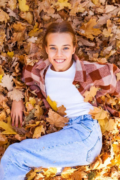 一个美丽的年轻女子的画像 背景是秋天的黄叶 — 图库照片