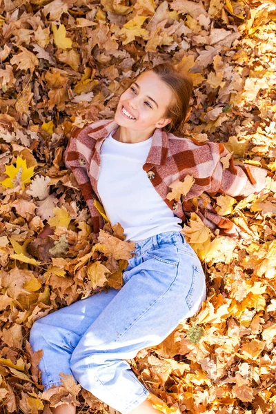 Top View Portrait Beautiful Young Woman Background Autumn Yellow Leaves — Stock Photo, Image