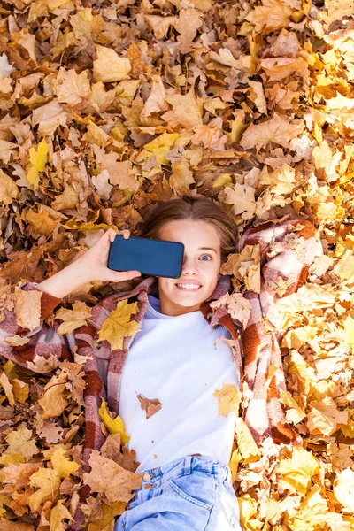 Horní Pohled Portrét Krásné Mladé Ženy Pozadí Podzimního Žlutého Listí — Stock fotografie