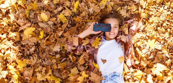 Top Pohled Portrét Mladé Dospívající Dívky Ležící Podzimním Listoví — Stock fotografie