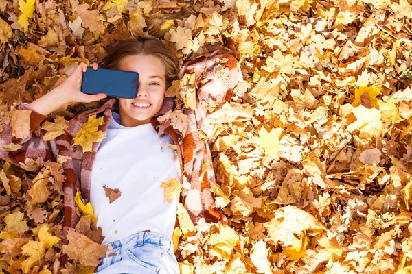 Top Pohled Portrét Mladé Dospívající Dívky Ležící Podzimním Listoví — Stock fotografie