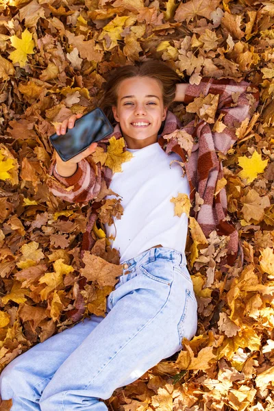 Top View Portret Van Jonge Tiener Meisje Liggen Herfst Gebladerte — Stockfoto