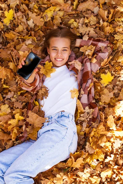 Retrato Vista Superior Joven Adolescente Acostada Follaje Otoño — Foto de Stock