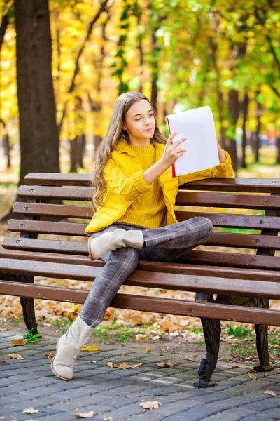 Menina Bonita Nova Desenha Com Lápis Caderno Esboços Enquanto Sentado — Fotografia de Stock