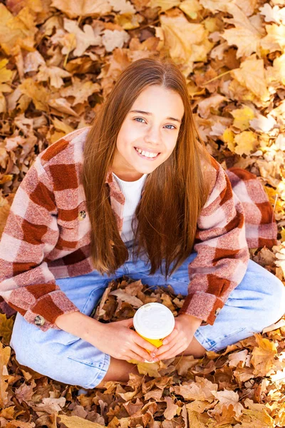 Vista Dall Alto Ritratto Una Bella Giovane Donna Sullo Sfondo — Foto Stock