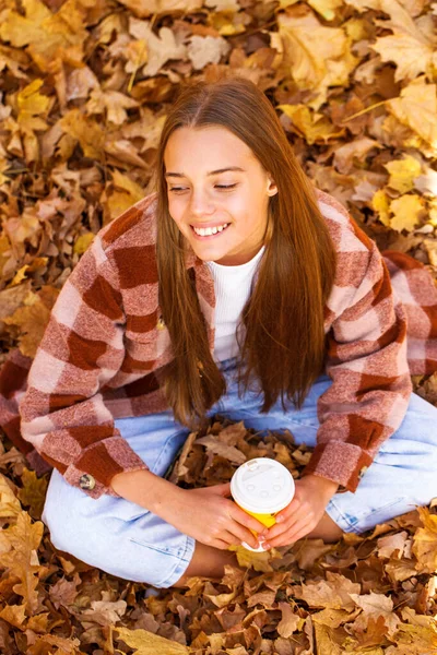 トップビューポートレートの若いですティーン女の子嘘で秋の葉 — ストック写真