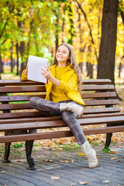 Menina Bonita Nova Desenha Com Lápis Caderno Esboços Enquanto Sentado — Fotografia de Stock