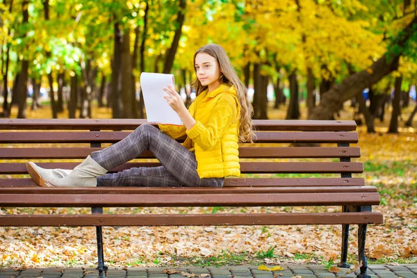 Young Beautiful Girl Draws Pencil Sketchbook While Sitting Autumn Park — Stock Photo, Image