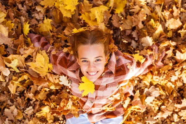 Vue Dessus Portrait Jeune Adolescente Couchée Dans Feuillage Automne — Photo