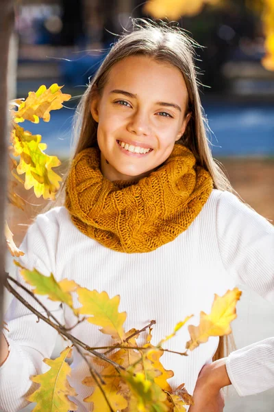 Foto Moda All Aperto Giovane Bella Ragazza Bionda Circondato Foglie — Foto Stock