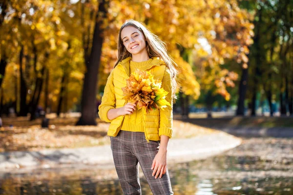 秋の公園にいる少女の肖像画 — ストック写真