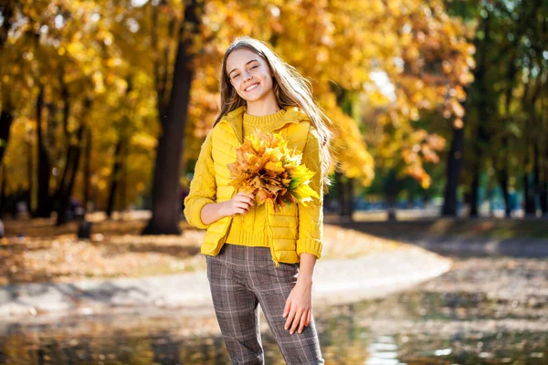 Ritratto Una Giovane Ragazza Parco Autunnale — Foto Stock