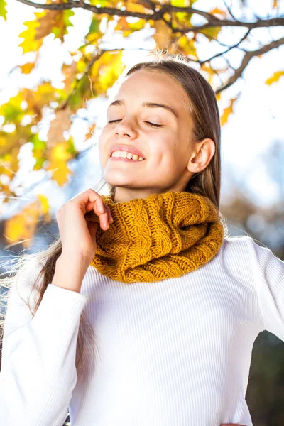 屋外ファッション写真の若いです美しいですブロンド女の子囲まれた秋の葉 — ストック写真