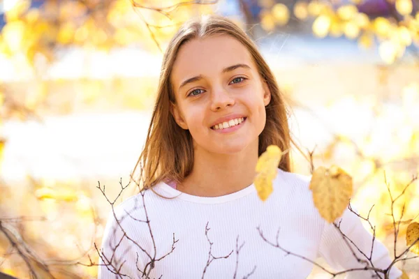 Outdoor Mode Foto Von Jungen Schönen Blonden Mädchen Umgeben Herbstblätter — Stockfoto