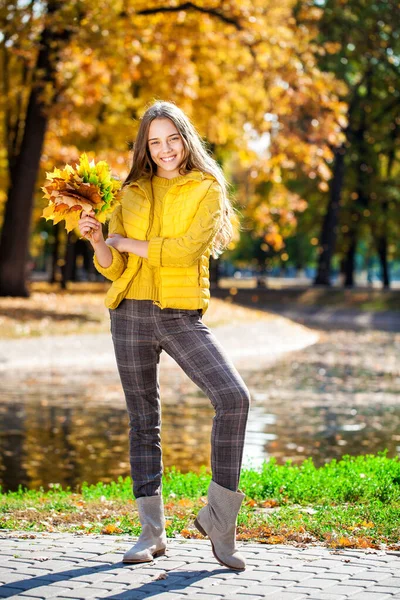 Retrato Una Niña Parque Otoño — Foto de Stock