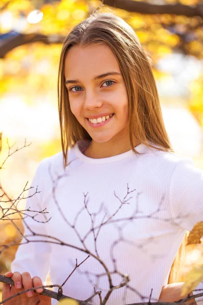 Outdoor Fashion Photo Young Beautiful Blonde Girl Surrounded Autumn Leaves — Stock Photo, Image