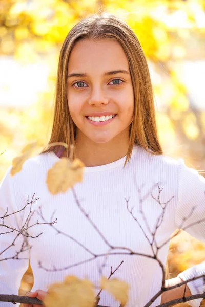 Foto Moda Livre Jovem Linda Menina Loira Cercada Folhas Outono — Fotografia de Stock