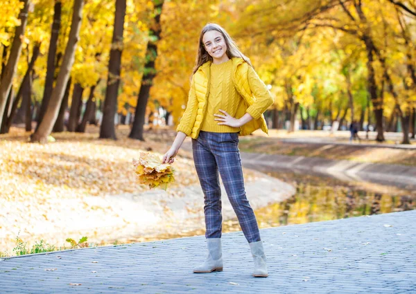 Gyönyörű Tini Lány Pózol Őszi Parkban — Stock Fotó