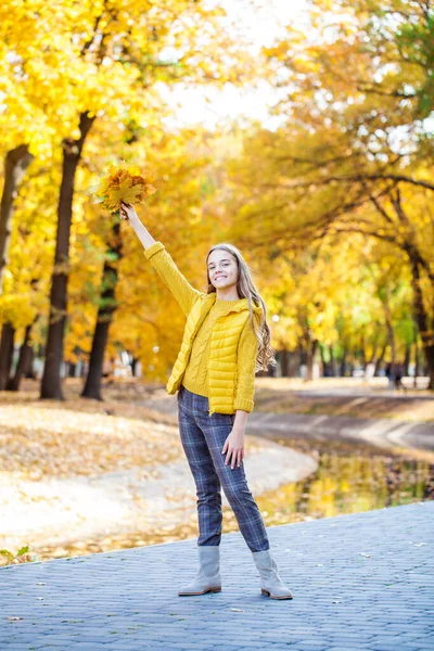 Krásná Dospívající Dívka Pózující Podzimním Parku — Stock fotografie