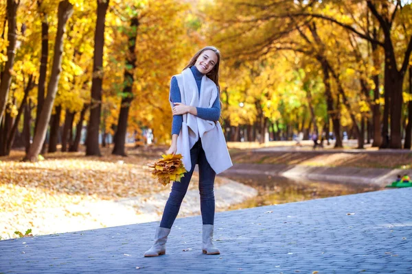 Beyaz Kazaklı Mavi Kotlu Sonbahar Parkında Yaşayan Güzel Sarışın Bir — Stok fotoğraf