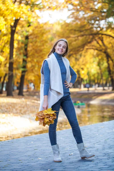 Porträt Einer Jungen Schönen Blonden Mädchen Weißem Pullover Und Blauen — Stockfoto