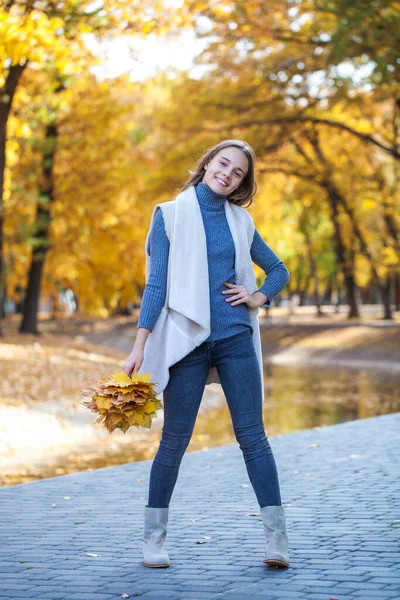 Retrato Una Joven Hermosa Chica Rubia Suéter Blanco Jeans Azules — Foto de Stock