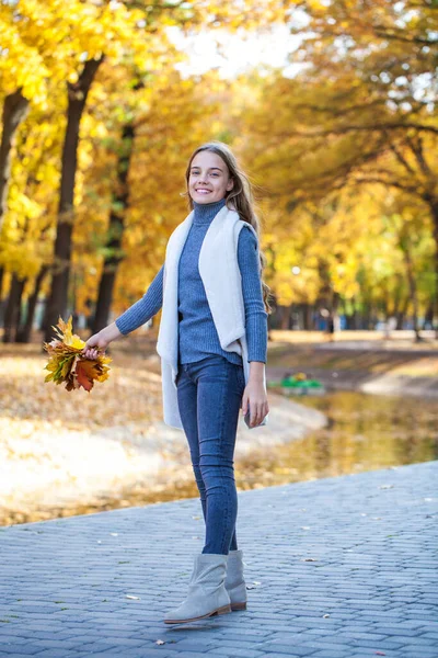 Portrét Mladé Krásné Blondýny Bílém Svetru Modrých Džínách Podzimní Park — Stock fotografie