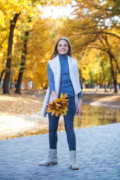 Retrato Una Joven Hermosa Chica Rubia Suéter Blanco Jeans Azules — Foto de Stock