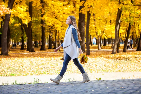 Красивая Девушка Подросток Позирует Осеннем Парке — стоковое фото